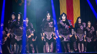 Die Tanzgruppe Crazy Ladys der Narrhalla Ketsch sorgt für tolle Stimmung im Saal.