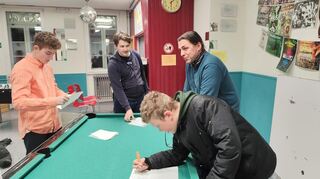 Die JubetO (Lukas Polifka und Liam De Haan) sowie Sebastian Längerer der Jugendreferent der Gemeinde Oftersheim und Besucher des JUZ halfen bei der Auswertung der Stimmen.