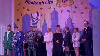 Auf der Bühne von St. Christophorus: Neusenator Benjamin Kuppinger (v. l.), Laudator Ehrenpräsident Uwe Bär, Präsident Frank Ziegler, Oberbürgermeister Marcus Zeitler, Senatspräsidentin Ursula Schmitt, Ehrensenatoren Birgit Gerl, Susanne Hilcher, Iris Kampa-Schneider, Christine Schneider und Jochen Vetter.