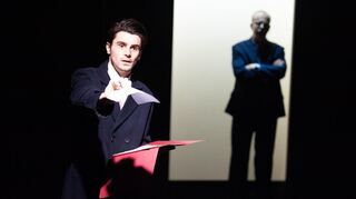Was nützen die Papiere, wenn es kein Arbeit gibt? Nikolas Weber (links als Pinneberg) und Rüdiger Hellmann (Spannfuss) in Till Weinheimers Schwetzinger Inszenierung.
