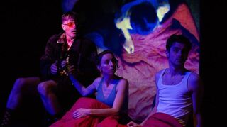 Bei der Mutter unterzukommen, kann ganz schön nervig sein, vor allem wenn ihr Liebhaber nachts ins Schlafzimmer stolpert: Christoph Kaiser (v. l.), Natalie Heiß und Nikolas Weber im Theater am Puls.