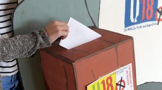 Angelina gibt bei der Jugendwahl U18 ihre Stimme ab. (Zu "Wählen schon mit 16 - noch Überzeugungsarbeit nötig ") +++ dpa-Bildfunk +++