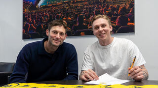 Löwen-Sportchef Uwe Gensheimer (links) und Neuzugang Edwin Aspenbäck.