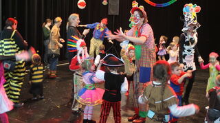 Beim Kinderfasching in der Stadthalle Hockenheim erleben die Besucher Spaß bei Spielen und der Kinderdisko.