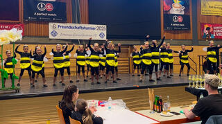 Die Frechdachse der KG Narhalla Ketsch präsentieren beim Gardeball in Schwetzingen den Zuschauern und der Jury ihr Programm.