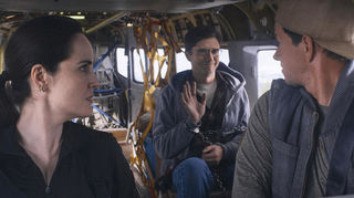 Michelle Dockery als Madolyn, Topher Grace als Winston und Mark Wahlberg als Daryl in „Flight Risk“. Der Film kommt am 20. Februar 2025 in die deutschen Kinos. Bild: Courtesy Of Lionsgate/TOBIS Film GmbH/dpa