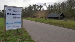 Direkt an der Oftersheimer Grillhütte unterhalb der Dünen weist der Zweckverband auf die Bedeutung des Trinkwasserschutzes hin - denn dieser Teil des Gemeindegebiets gehört zum Einzugsgebiet für das Wasserwerk Schwetzinger Hardt.