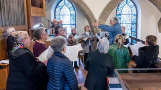Dirigent Alexander Levental in seinem Element – er vertrat 2024 beim Cäcilienfest Tamara Ibragimowa.