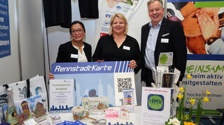 Beim Neujahrsempfang der Stadt in der Stadthalle hat der Hockenheimer Marketing-Verein mit Manivanh Schacht (v.l.), Birgit Rechlin und Christian Kramberg neben der Rennstadtkarte auch die neue App erstmals vorgestellt (rechts im Vordergrund).