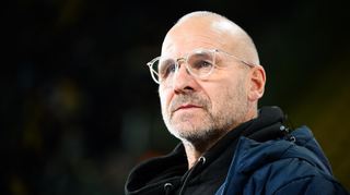 Erster Sieg nach acht erfolglosen Anläufen: Waldhof-Trainer Bernhard Trares feierte den 5:0-Sieg gegen Hansa Rostock.