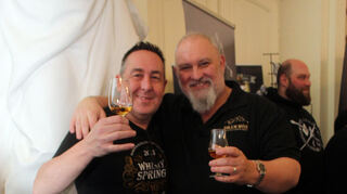 Veranstalter Joe Seidel (l.) freut sich über eine erfolgreiche 11. Whisky-Spring. Daneben: Kenny Mcdonald, Mitbegründer vom schottischen Abfüller Dràm Mòr.