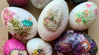 Kunstvolle Eier werden ausgestellt.