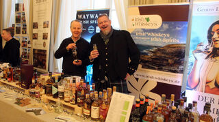 Auch auf der grünen Insel gibt es tolle Whiskeys. Zu Gast bei Stephan Weinkauf von Irish-Whiskeys (r.9 ist Hersteller Maurice O'Connell.