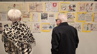 Mit großem Interesse werden die Kunstwerke von den Besuchern studiert.