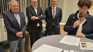 Fritz Hochreither (v. l.) und Uwe Wöhlert vom Verkehrsverein sowie Till Messmer von der VR Bank Kur- und Rheinpfalz mit Speyers Bürgermeisterin Monika Kabs bei der Ausstellungseröffnung.