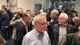 Bei der Ausstellungseröffnung herrscht ein großer Besucherandrang, die Kunstwerke wecken starkes Interesse.