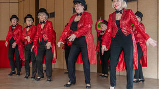 Das Awo-Ballett tanzt auf der Bühne des katholischen Pfarrzentrums „Puttin‘ on the Ritz“