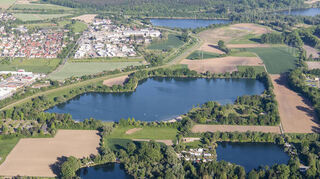 Im Mittelpunkt gut zu erkennen, die Freizeitanlage Blausee. Rechts davon die Kläranlage des Abwasserzweckverbandes, die mit Solarstrom versorgt werden kann, der oberhalb des Blausees mit einer Photovoltaikanlage gewonnen werden soll.