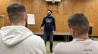 Poetry Slammer Fatih Serbest steht vor zwei Häftlingen in der JVA Frankenthal. Er bekommt am Ende den meisten Beifall.