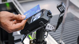 Ein Geflüchteter kauft mit der SocialCard für Asylsuchende in einem Supermarkt ein.