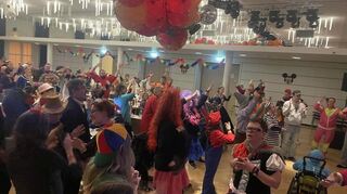 In der Brühler Festhalle herrscht bei der ersten Inklusionssitzung der "Rohrhöfer Göggel" von Beginn an eine tolle Partystimmung.