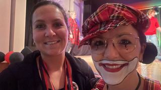Die Organisatorinnen Lara Krupp (l.) und Vanessa Frey freuen sich über einen stimmungsvollen Abend.