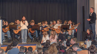 Das Ensemble der Gitarren-AG spielt das Leitthema der James Bond Filme unter der Leitung von Musiklehrer Jürgen Stöcker