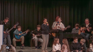 Die Schülerband der Marion-Dönhoff-Realschule in Brühl macht den Auftakt zum Tag der Offenen Tür mit „Hit the Road Jack“.