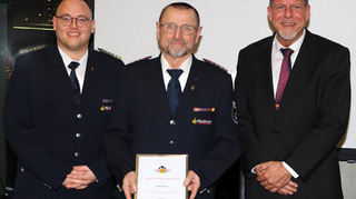 Manfred Auer (mitte) wurde von Kommandant Daniel Ernst (links) und Oberbürgermeister Marcus Zeitler (rechts) zum Ehrenkommandanten ernannt.