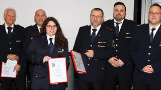 Ehrungen für besondere Verdienste in der Jugendfeuerwehr: Willi Achtstätter (v. l.), Kreisjugendwart Marcel Menz, Lea Berger, Manfred Auer, Jugendwart Christoph Schwegler und Kommandant Daniel Ernst.