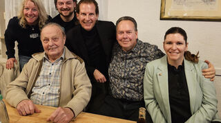 Haben ihren Kandidaten Olav Gutting mit voller Kraft unterstützt: Petra Riedinger-Vester (v.l.), Robert Marquardt, Lukas Lehn, Olav Gutting, Matthias Busse und Luisa Rudnik.