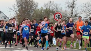 10.03.2024, 16. Heini-Langlotz-Lauf in Brühl.Start Brühl-Rohrhofer Meile in der Rohrhofer Straße. Bild: Lenhardt