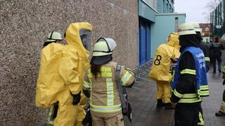 Die Feuerwehr Hockenheim im Einsatz am Lehrschwimmbecken.