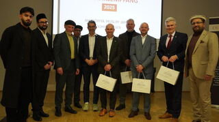 Moderator Alim Ahmad Bhatti (v.l.), Imam Naweel Ahmad Shad (Bundesvorsitzender der Ahmadiyya Gemeinde), Abdullah Uwe Wagishauser, Ehsan Ranjah, Staatssekretär Dr. Andre Baumann, Ketscher Bürgermeister Timo Wanger, Hockenheims Oberbürgermeister-Stellvertreter Jochen Vetter, Oftersheimer Bürgermeister Pascal Seidel, Schwetzinger Oberbürgermeister Matthias Steffan und Usman Ahmad (Öffentlichkeitsarbeit) bei der Ahmadiyya Gemeinde Schwetzingen.