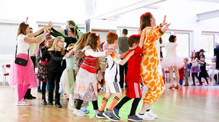 Mit einer langen Polonaise ging es durch die Tanzschule.
