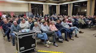 Das katholische Gemeindezentrum in Eppelheim ist bei der Kandidatenvorstellung für das Bürgermeisteramt der IG Vereine bis auf den letzten Platz besetzt.