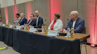 Stellen sich im Anschluss an die Vorstellungsrunde den Fragen des Publikums: Die Eppelheimer Bürgermeisterkandidaten Awais Buttar (v.l.), Dietmar Fischer, Alexander Hahn, Matthias Kutsch, Hilde Stolz und Dennis Wiedemann.