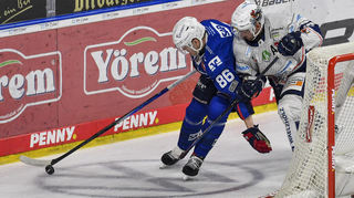 Torgefährlich wurde es in der SAP Arena nur selten. Hier setzte sich Mannheims Maximilian Heim (l.) gegen Iserlohns Eric Cornel durch.