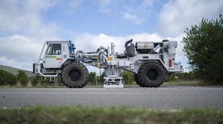 Ein Vibro-Truck erzeugt in der Pfalz Schwingungen mit einer Rüttelplatte in der Mitte des Fahrzeugs. Die Bürger von Meckenheim befürchten dadurch Rissen an alten Gebäuden.