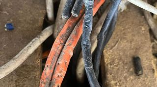 Ein Blick auf die durchgebissenen Kabel im Carl-Benz-Stadion.