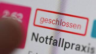 ARCHIV - 25.10.2023, Baden-Württemberg, Stuttgart: Auf einer Internetseite für Arztpraxen im ärztlichen Bereitschaftsdienst ist ein Hinweis auf eine Notfallpraxis dargestellt. (zu dpa: «Kommunen klagen wegen Streit um Notfallpraxen»)