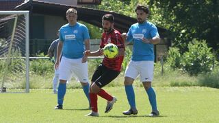 Der Spielmacher des A-Ligisten SV Rohrhof, Pierpaolo Greco (M.), möchte im Heimspiel gegen DJK/Fortuna Edingen-Neckarhausen einen guten Start in die Rückrunde hinlegen.