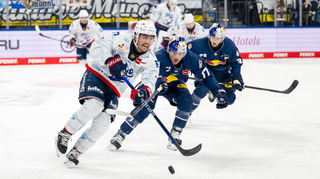 Mit dem Mute der Verzweiflung: Hier rennt Mannheims John Gilmour (l.), verfolgt von EHC-Spieler Adam Brooks, in Richtung des Münchener Tores.