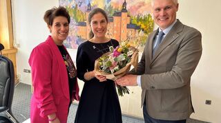 Oberbürgermeister Matthias Steffan bergüßt die neue Bürgermeisterin Lisa Schlüter (M.) mit einem Blumenstrauß. Diana Weber (l.) wird ihre Büroleiterin.