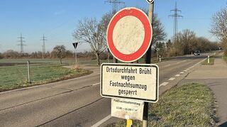 Die Vorbereitungen für den Fasnachtszug in Brühl waren alle getroffen, da wurde er wegen der Amokfahrt in Mannheim abgesagt. Damit gilt das Schild diesmal nicht für den allgemeinen Verkehr, sondern für die närrischen Umzugswagen.