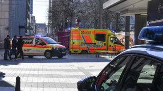 Großes Polizeiaufgebot am Paradeplatz Mannheim. Am Rosenmontag gab es eine Amokfahrt mit zwei Toten.