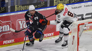 Adler-Verteidiger John Gilmour (l.) entwischt dem Frankfurter Nathan Burns. Am Ende jubelten die Mannheimer.