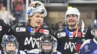Arno Tiefensee (l.) und Yannick Proske feiern den Derbysieg gegen Frankfurt. Am Freitag wollen sie im Heimspiel gegen Berlin den vierten Tabellenplatz verteidigen.