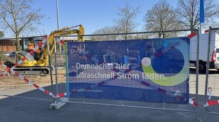 An der Aral-Tankstelle in Schwetzingen entstehen derzeit drei Schnellladesäulen mit sechs Ladeplätzen.