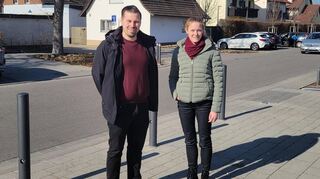 Bauamtsleiter Marc Schneider und Klimaschutzmanagerin Julia Berberig in dem Bereich des Ketscher Marktplatzes, wo die neue E-Carsharing-Station entstehen soll.